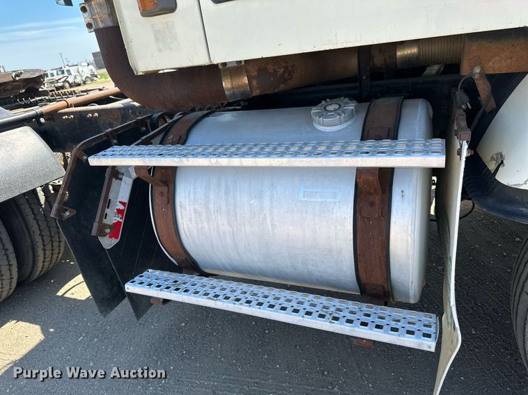 image for item EB2730 1999 Volvo VN semi truck