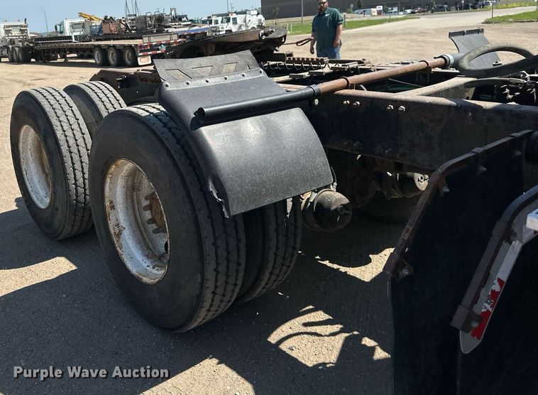 image for item EB2730 1999 Volvo VN semi truck