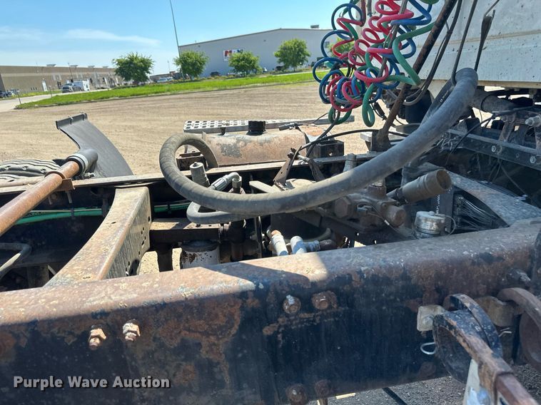 image for item EB2730 1999 Volvo VN semi truck