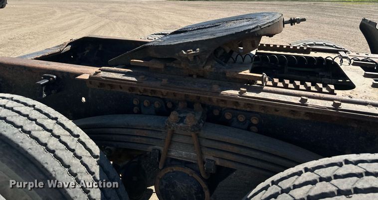 image for item EB2730 1999 Volvo VN semi truck