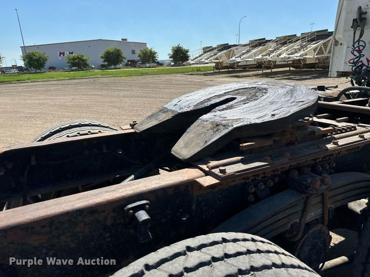 image for item EB2730 1999 Volvo VN semi truck