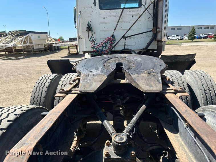 image for item EB2730 1999 Volvo VN semi truck