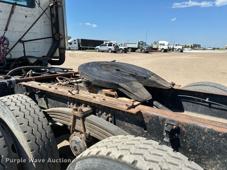 image for item EB2730 1999 Volvo VN semi truck