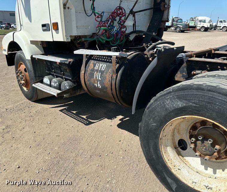 image for item EB2730 1999 Volvo VN semi truck