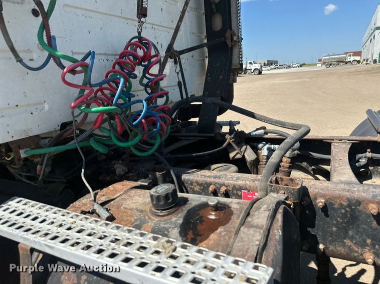 image for item EB2730 1999 Volvo VN semi truck