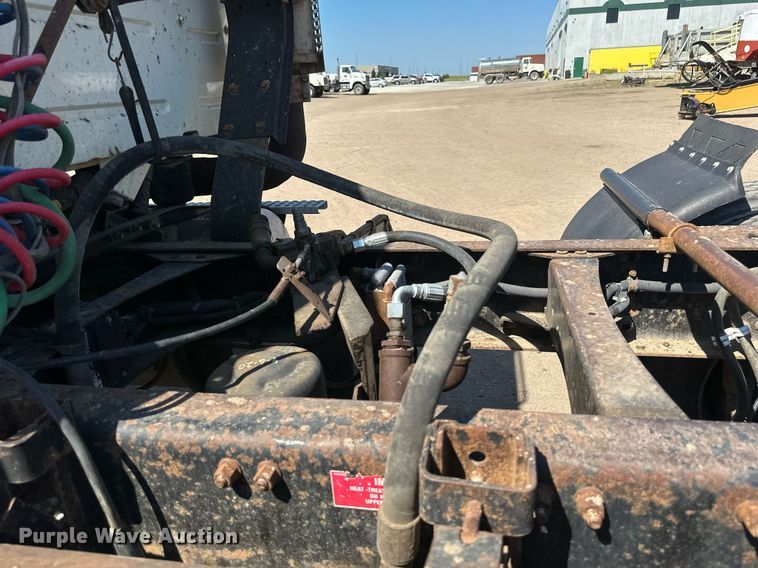 image for item EB2730 1999 Volvo VN semi truck