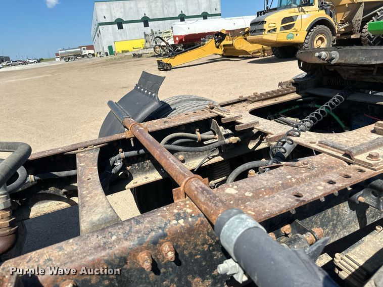 image for item EB2730 1999 Volvo VN semi truck