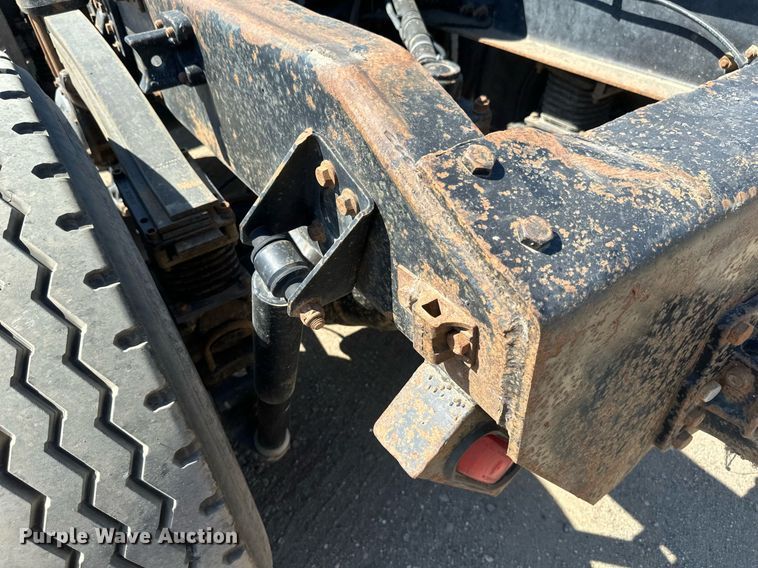 image for item EB2730 1999 Volvo VN semi truck