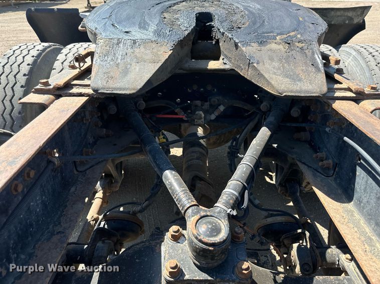 image for item EB2730 1999 Volvo VN semi truck