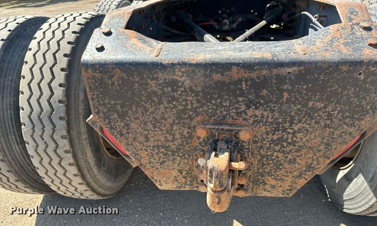 image for item EB2730 1999 Volvo VN semi truck