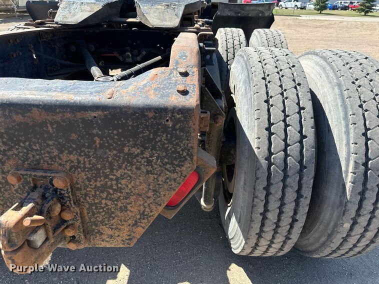 image for item EB2730 1999 Volvo VN semi truck