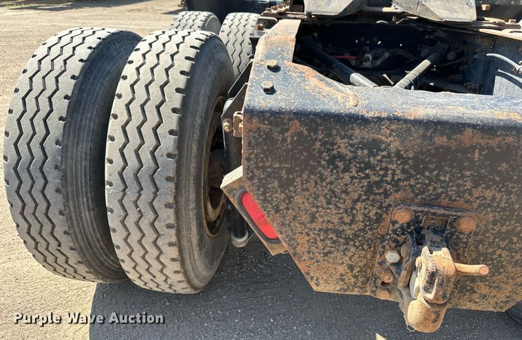 image for item EB2730 1999 Volvo VN semi truck