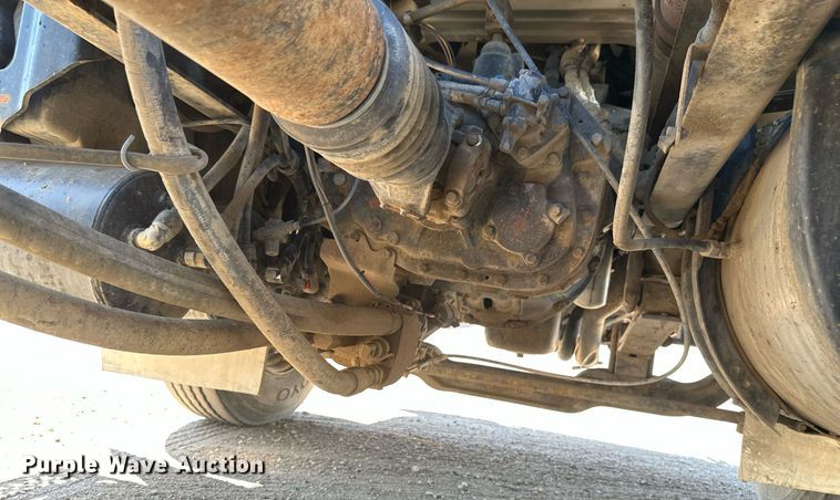 image for item EB2730 1999 Volvo VN semi truck