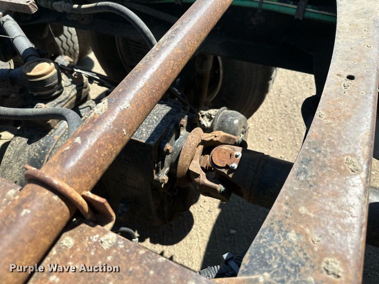 image for item EB2730 1999 Volvo VN semi truck