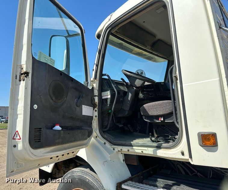 image for item EB2730 1999 Volvo VN semi truck