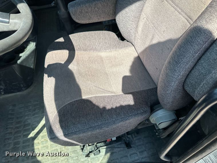 image for item EB2730 1999 Volvo VN semi truck