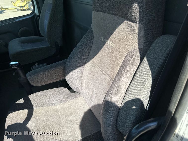 image for item EB2730 1999 Volvo VN semi truck