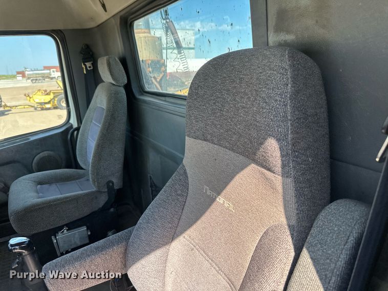 image for item EB2730 1999 Volvo VN semi truck