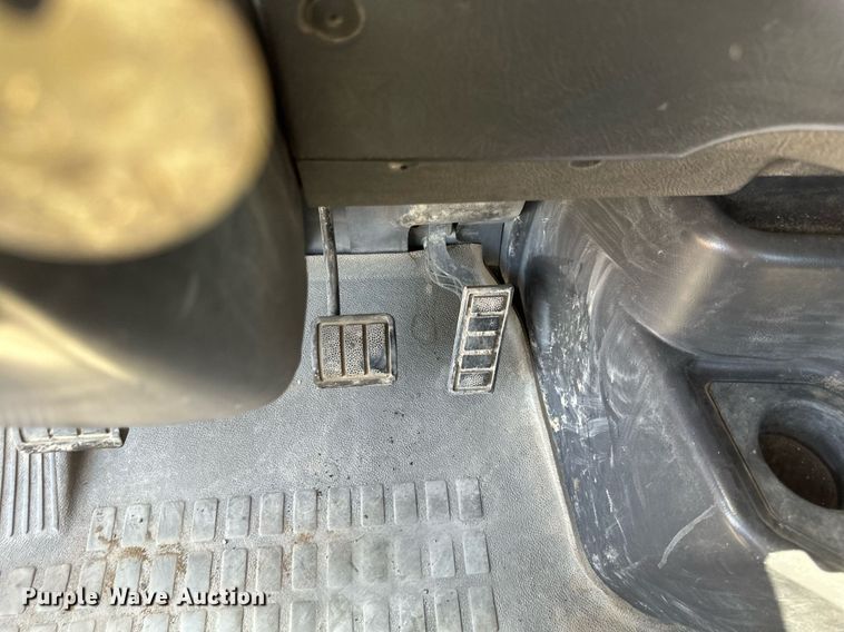 image for item EB2730 1999 Volvo VN semi truck