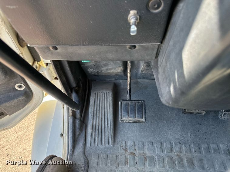 image for item EB2730 1999 Volvo VN semi truck