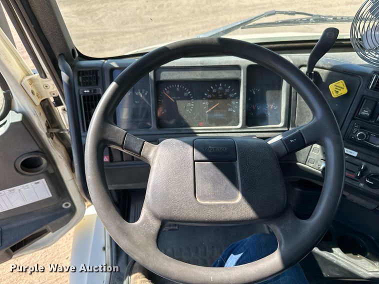 image for item EB2730 1999 Volvo VN semi truck