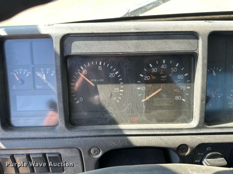 image for item EB2730 1999 Volvo VN semi truck