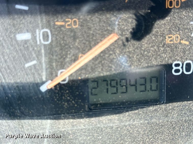 image for item EB2730 1999 Volvo VN semi truck