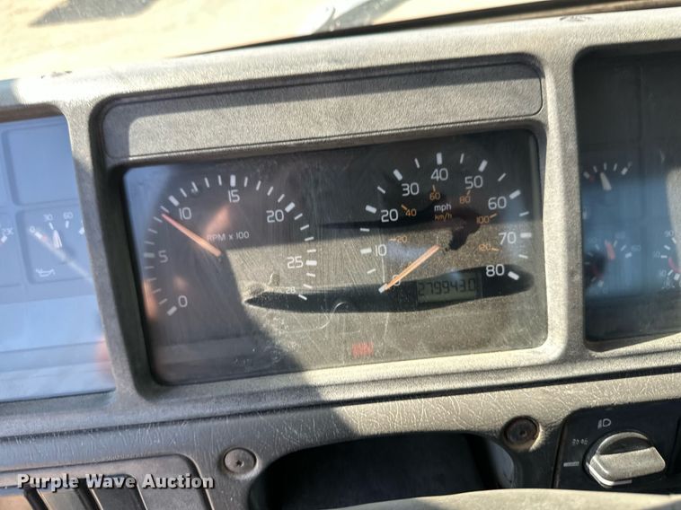 image for item EB2730 1999 Volvo VN semi truck