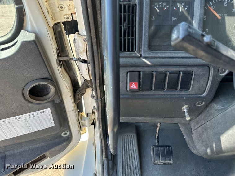 image for item EB2730 1999 Volvo VN semi truck