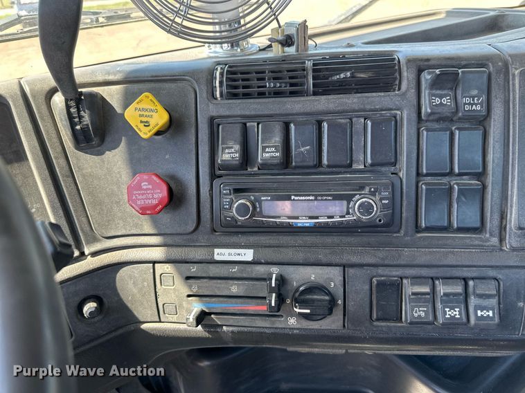 image for item EB2730 1999 Volvo VN semi truck