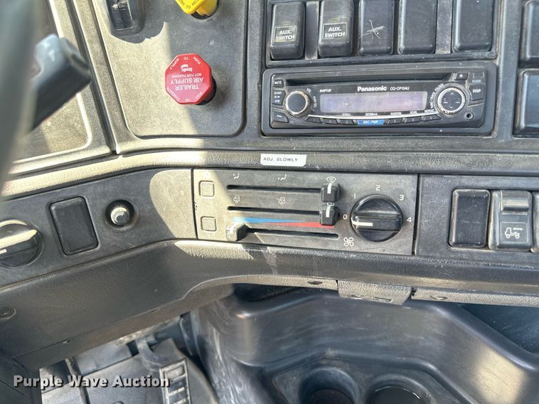 image for item EB2730 1999 Volvo VN semi truck