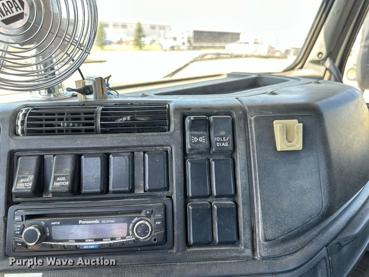 image for item EB2730 1999 Volvo VN semi truck