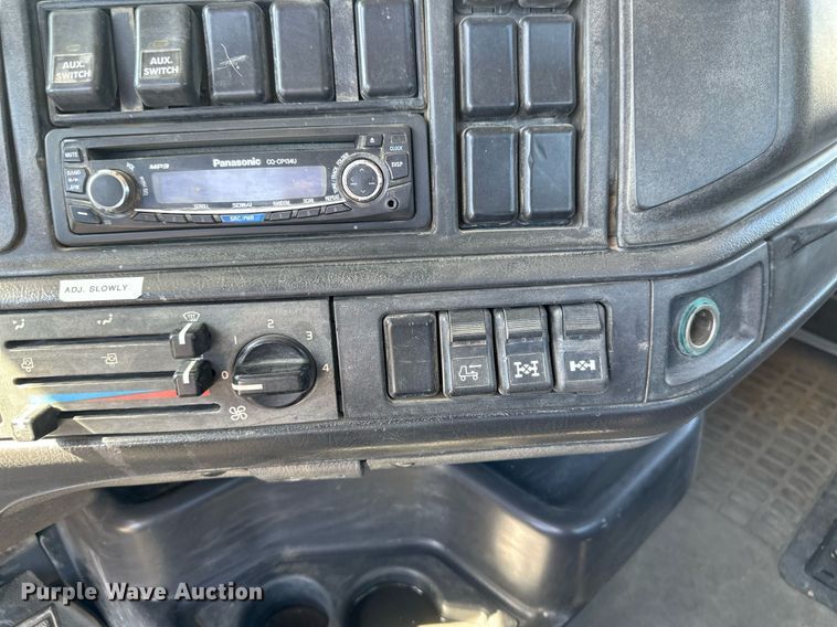 image for item EB2730 1999 Volvo VN semi truck