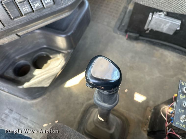 image for item EB2730 1999 Volvo VN semi truck