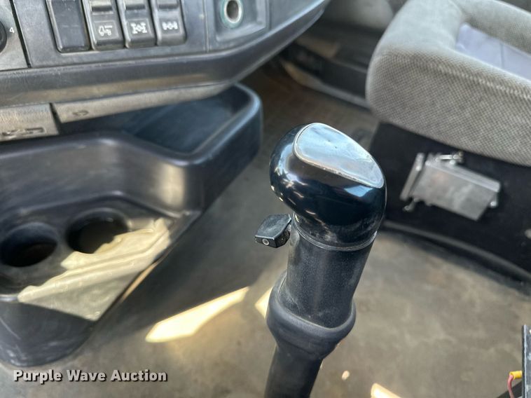 image for item EB2730 1999 Volvo VN semi truck