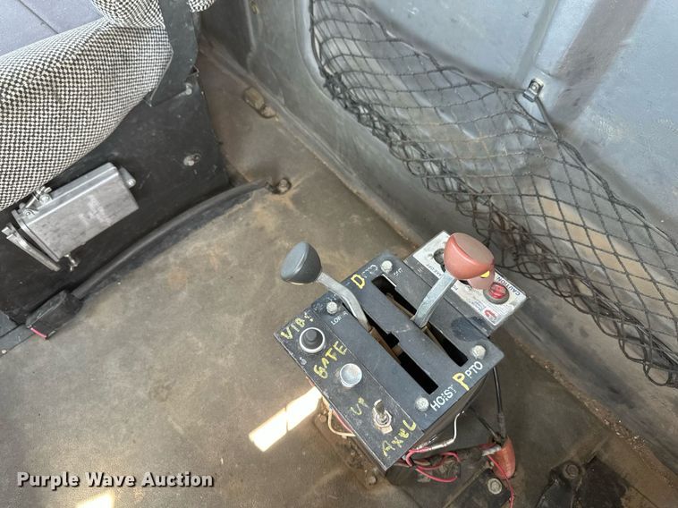 image for item EB2730 1999 Volvo VN semi truck