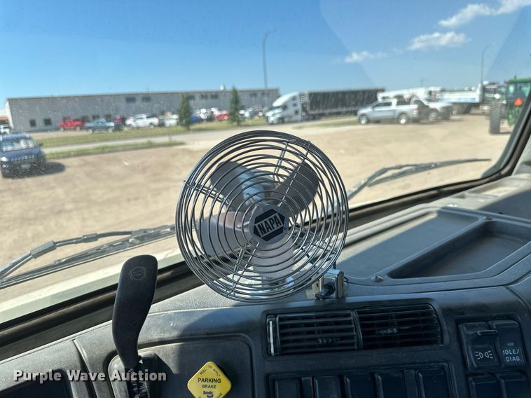 image for item EB2730 1999 Volvo VN semi truck