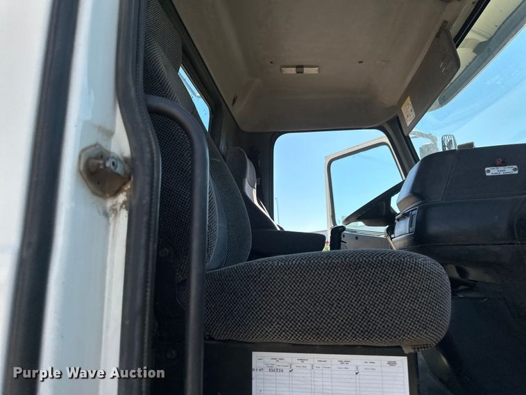 image for item EB2730 1999 Volvo VN semi truck