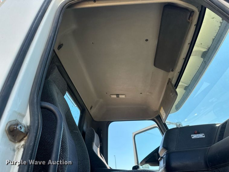 image for item EB2730 1999 Volvo VN semi truck