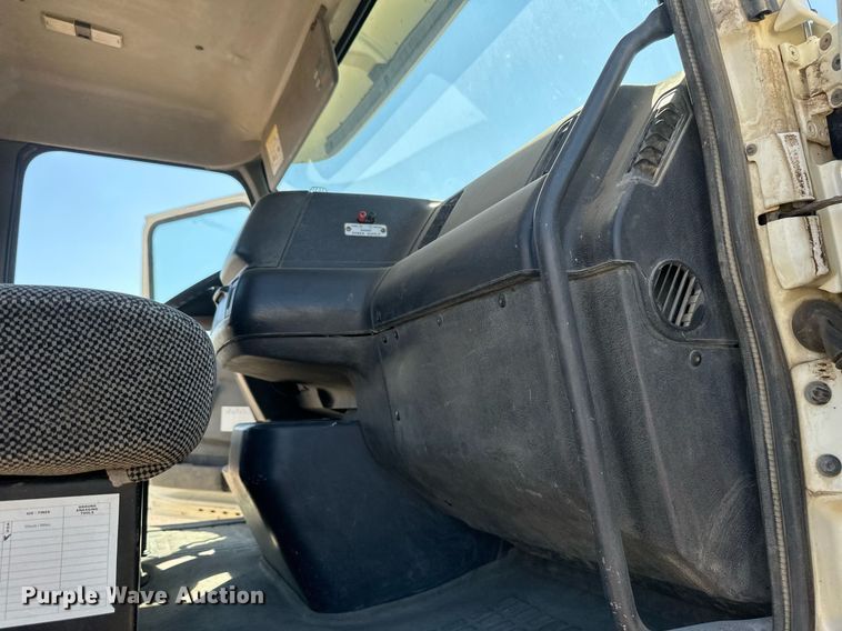 image for item EB2730 1999 Volvo VN semi truck