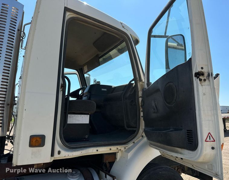 image for item EB2730 1999 Volvo VN semi truck