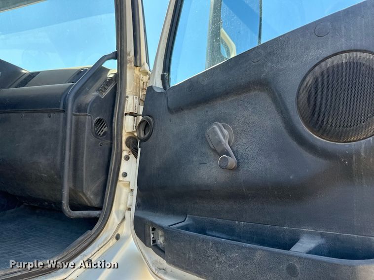 image for item EB2730 1999 Volvo VN semi truck