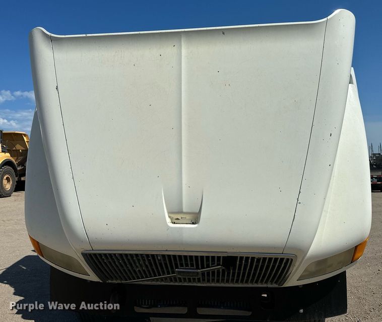 image for item EB2730 1999 Volvo VN semi truck