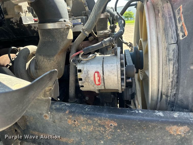 image for item EB2730 1999 Volvo VN semi truck