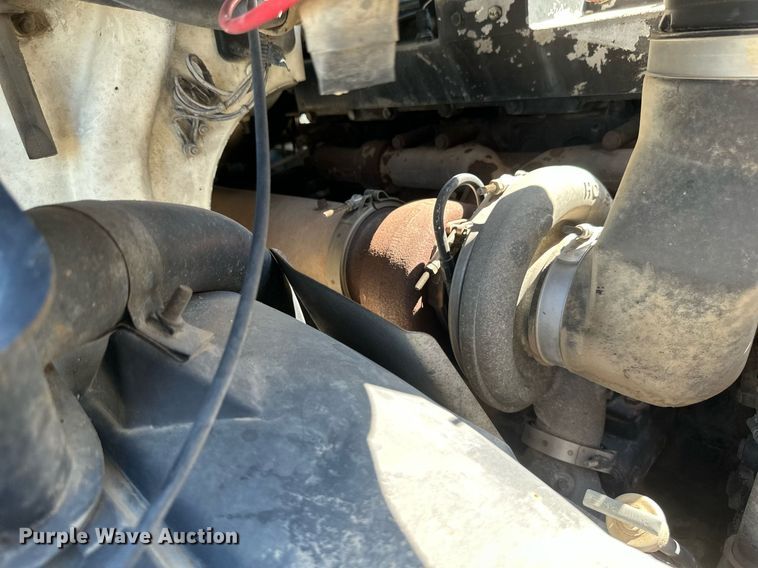 image for item EB2730 1999 Volvo VN semi truck