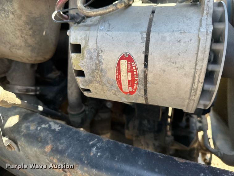 image for item EB2730 1999 Volvo VN semi truck