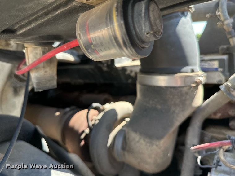 image for item EB2730 1999 Volvo VN semi truck