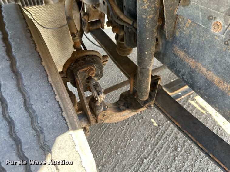 image for item EB2730 1999 Volvo VN semi truck