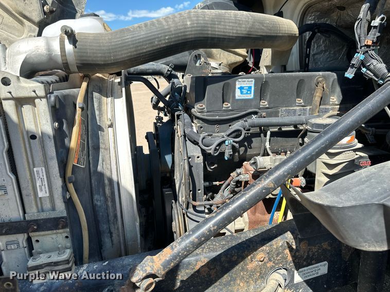 image for item EB2730 1999 Volvo VN semi truck