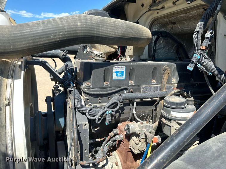 image for item EB2730 1999 Volvo VN semi truck